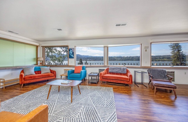 Retro Vibe, River View, White Salmon, Hood River