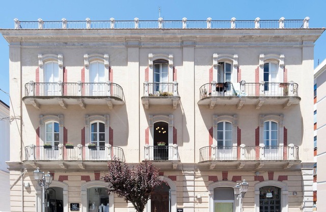 Reverse Art Hotel