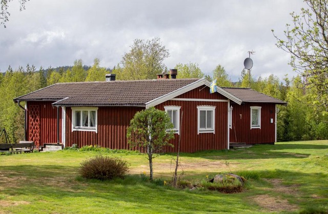 Reyers Bo På Landet