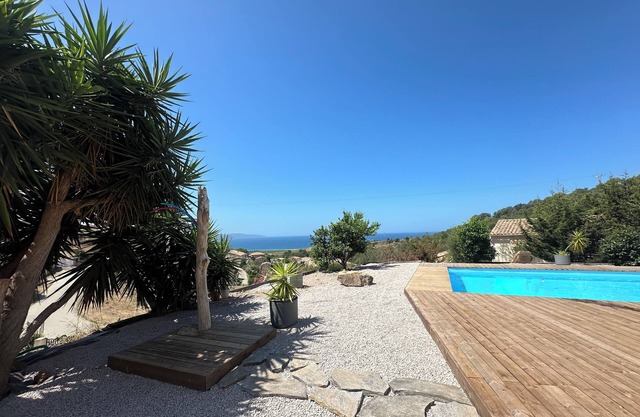 Rez de Villa , Piscine vue mer