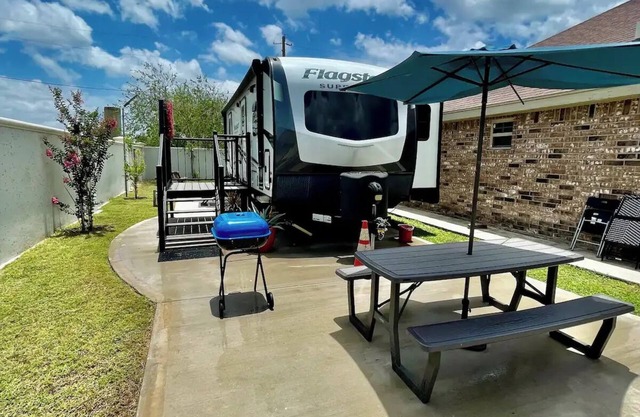 RGV > Camper- RV Live the Experience