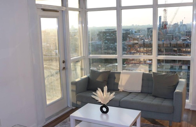 Rhenie-Downtown Toronto Suites