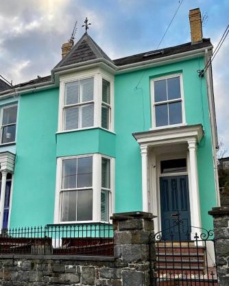 Rhianfa 4 bedroom house minutes walk from the beach