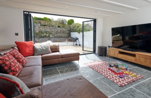 Rhif Un , Premium cottage with Log burner & Enclosed garden