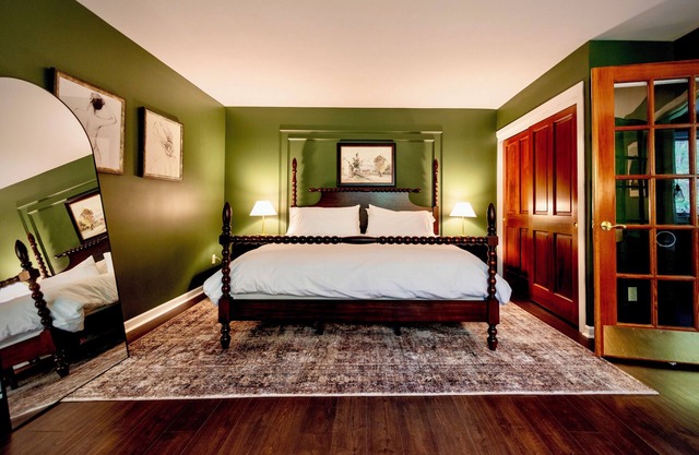 Rhinebeck Inn Suite with Private Living Room