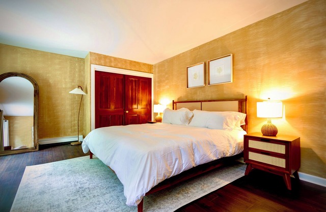 Rhinebeck Inn Suite with Private Deck and Fire Pit