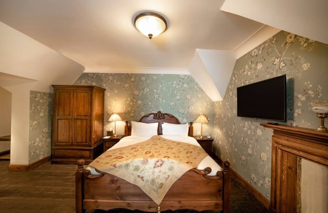Rhododendron Suite -With views of the rhododendron trees on the hillside