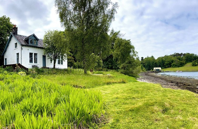 RHUNACAIRN, pet friendly, with open fire in Oban