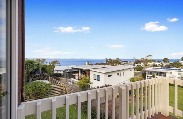 Rhyll Beach Retreat walk to beach yacht club, pets ok, short drive to Cowes