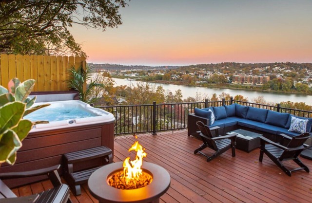 Rhythm&Views- Hillside home in Mount Adams with Hot Tub and River Views