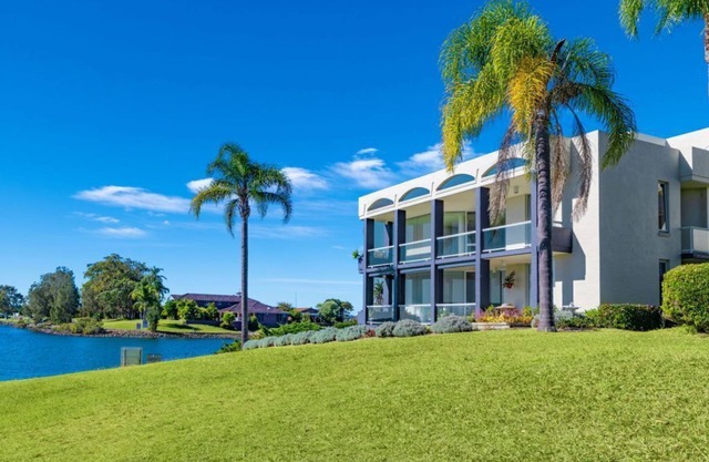 Riana Moorings 20 - Stylish Waterfront Apartment