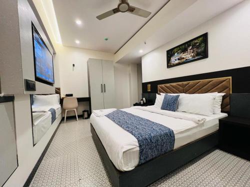 Rich Hotel