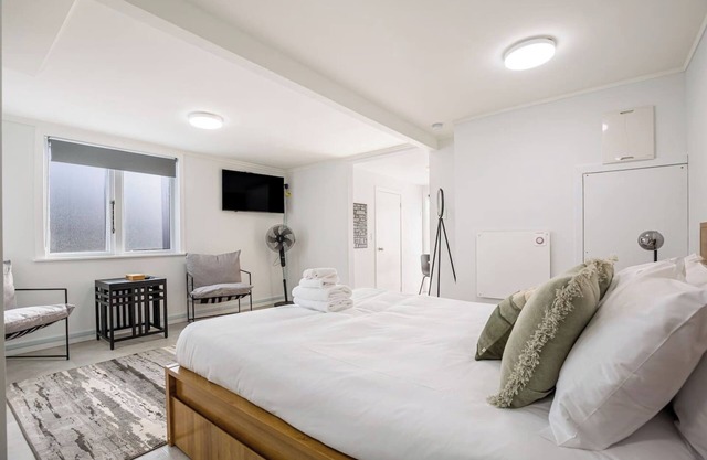 Riches Stay and Sleep Unit with Wi-Fi and Parking