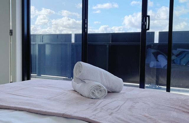 Richmond 180° Balcony View Apartment Across From the Shopping Mallfree Parking