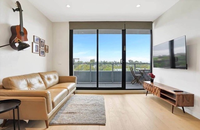 Richmond Heritage Executive Apt. for 2 w/ parking