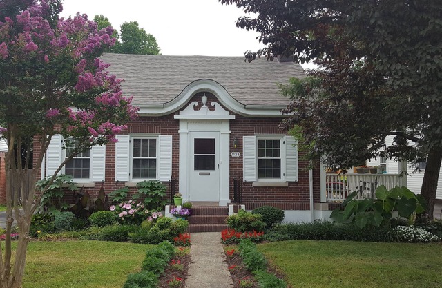 Linda y antigua casa en una excelente ubicación por Raydarr Properties, LLC