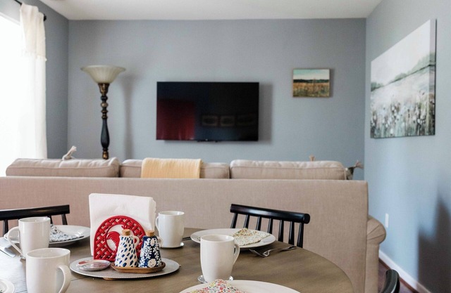Richmond Revival - 2 bedroom, Close to Downtown Richmond / Airport