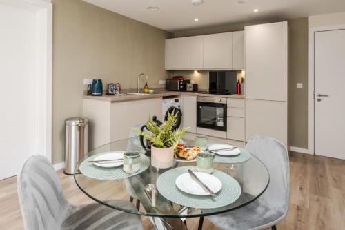 Richmond Row Apartments - Free On-Site Parking, WiFi & EV