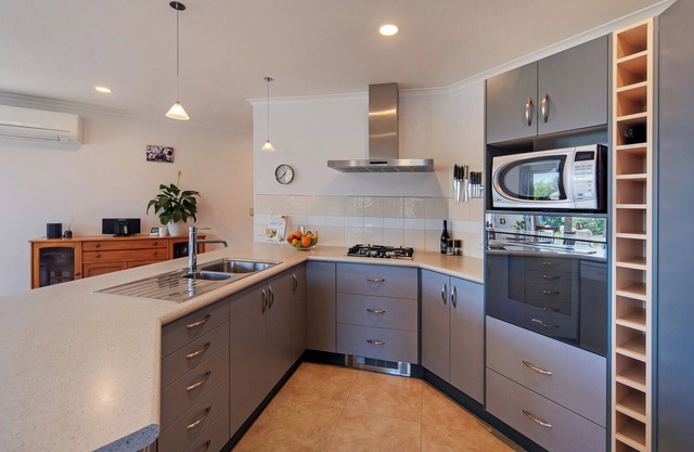 Richmond Serenity - You Serene Retreat with Sun-kissed Hillside Views