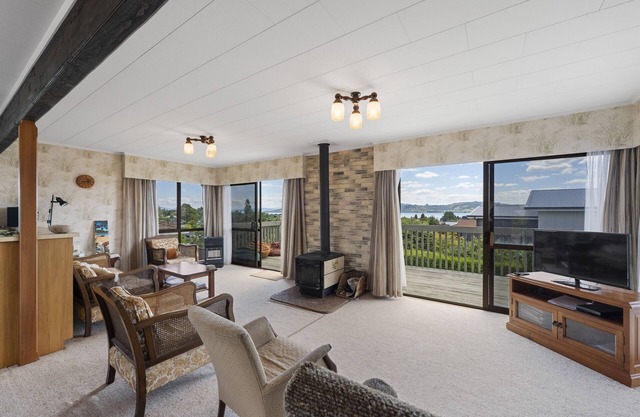 Richmond Views - Lake Taupo Holiday Home