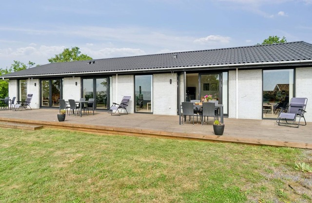 "Rico" - 50m from the sea by Interhome