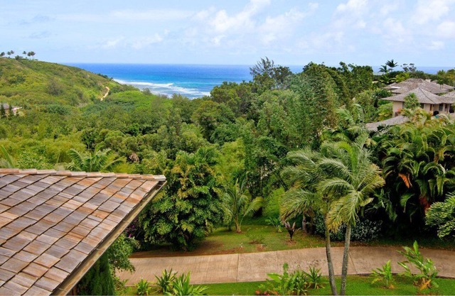 Casa hawaiana con piscina, vista al mar y exuberantes valles.