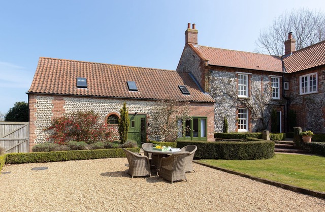 Riding Stable - sleeps 6 guests in 3 bedrooms
