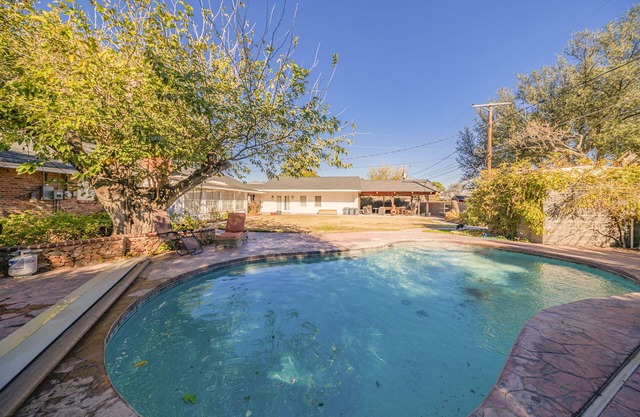 Right At Home-Midland Clermont House w/ Pool and Billiards