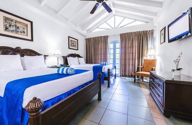 Right at Savannah’s Beachfront! 2 Large Units w/ View, Onsite Pool, Parking!