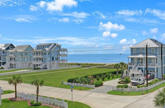 Right by the Beach with Amazing Beach Views from All 4 Decks - Front AND Back
