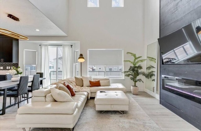 Right off Freeway, Quiet Neighborhood, King Bed!