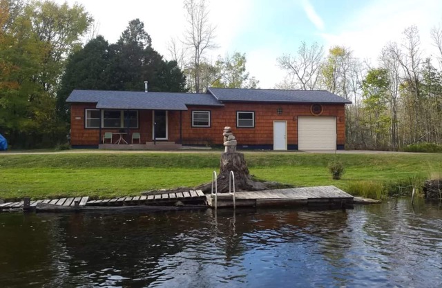 Justo en el río y cerca del lago Superior