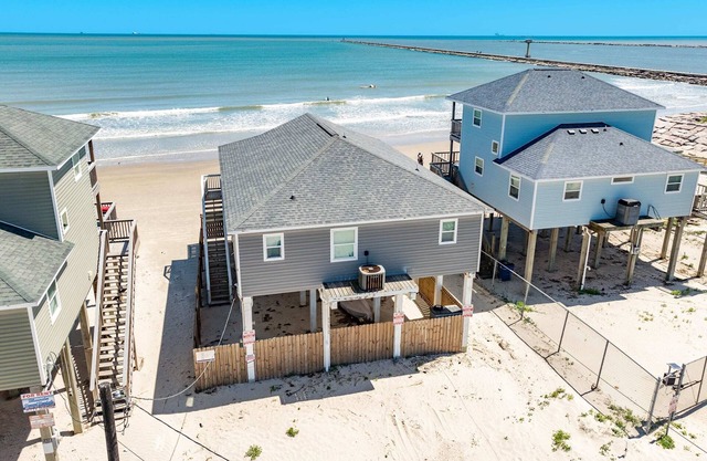 Right on the sandy BEACH, Hot Tub!