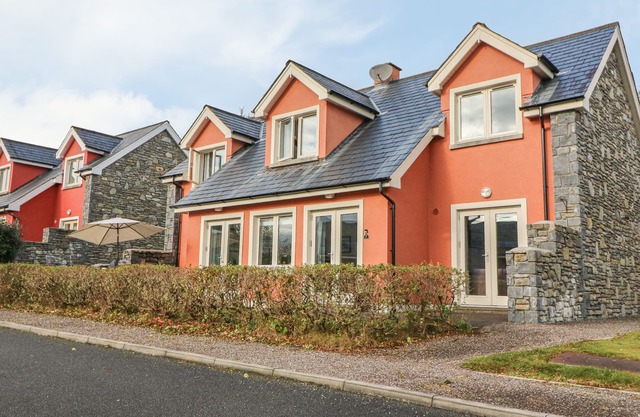 RING OF KERRY GOLF CLUB COTTAGE in Kenmare, County Kerry