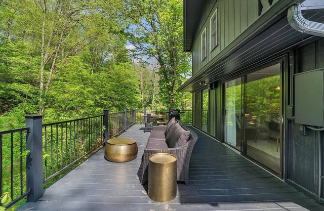 Ripple Effects * Waterfront deck * Pillow Fort *