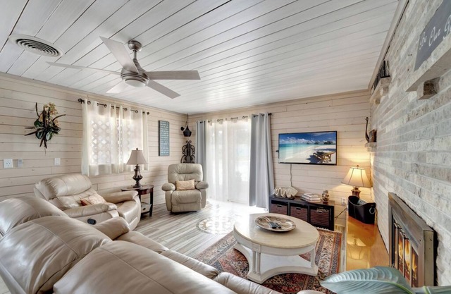 Ripple Inn: Coastal vacation home w/ lagoon pool access 1/2 mile to beach ferry