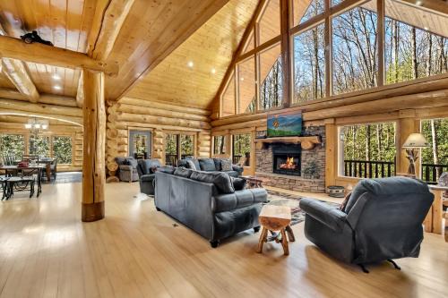 Rippling Stream, Hot Tub, Game Room, 5 Star, Fire Pit, Free Attraction Tickets, Secluded!