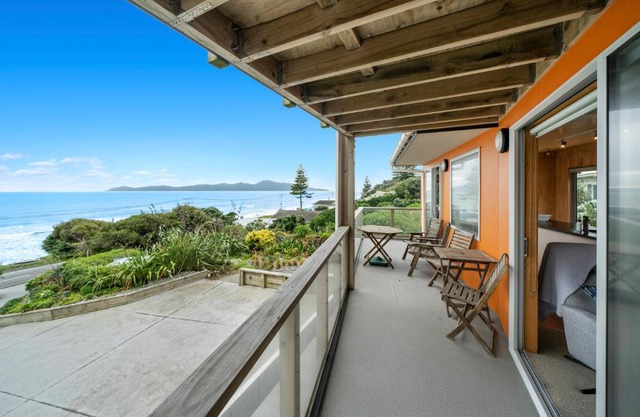 Rippling Waves Lookout - Raumati South Home