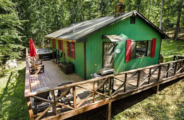 River Access Cabin w Hot Tub, Kayaks, WiFi, Grill!