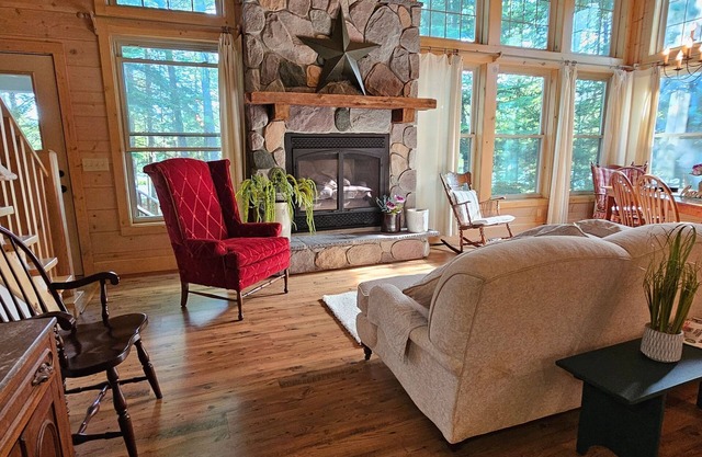 River Bend Escape | Riverfront + Boat & Jacuzzi
