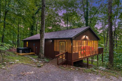 River Cabin w Great Views, Screened Porch & Fire Pit