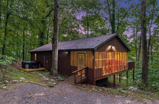 River Cabin w/ Hot Tub, Screened Porch & Fire Pit