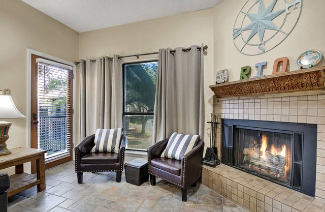 River Condo Next to Schlitterbahn Water Park!