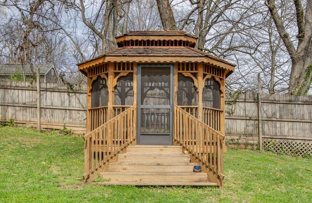 River cottage w/WiFi, screened-in porch, river views, enclosed yard, central AC