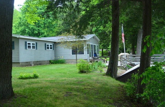 River Country Lodge en el río Muskegon junto a Pine St lanzamiento del barco