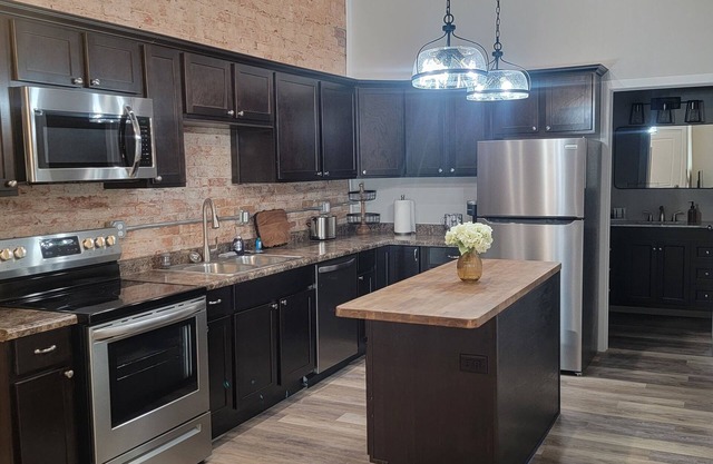 River Front Apartment. 40 min to Cedar Point/Lake Erie/Put-In-Bay!