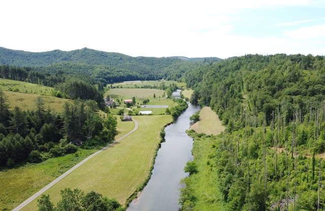 Una buena pieza de Ashe, ubicada en South Fork New River, 100 acres privados