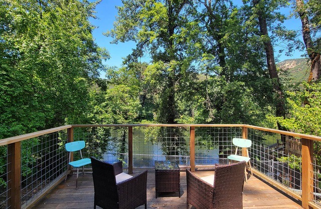 River Front Cottage ~ Spa Pool, Mountain Views, and Lovely Outdoor Space!