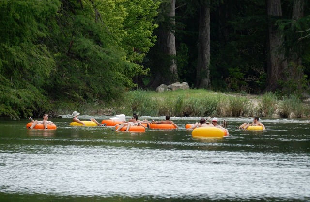¡Frente al río! 600 'de privado Guadalupe River - Tubos / flotadores incluidos!