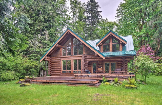 Amplio y lujoso Log Cabin cerca del esquí en un lote aislado frente al río.